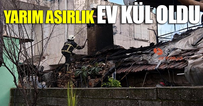 Yarım asırlık evleri kül oldu