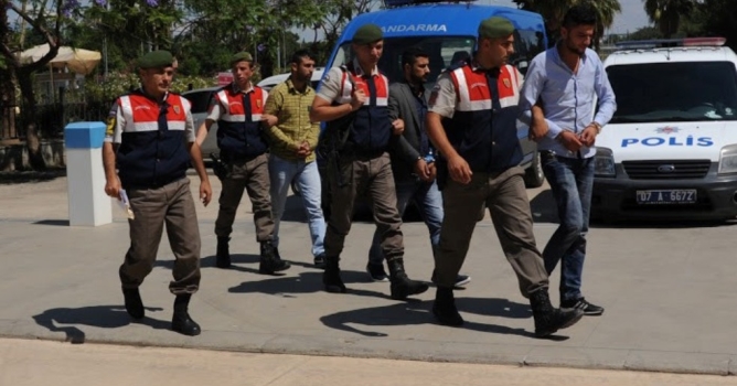 Yaşlı kadını gasp edip kaçtılar 