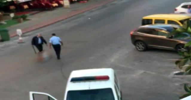 Yerdeki kadına polisten şok müdahale