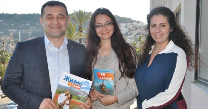 Yücel, üç dilde röportaj verdi 