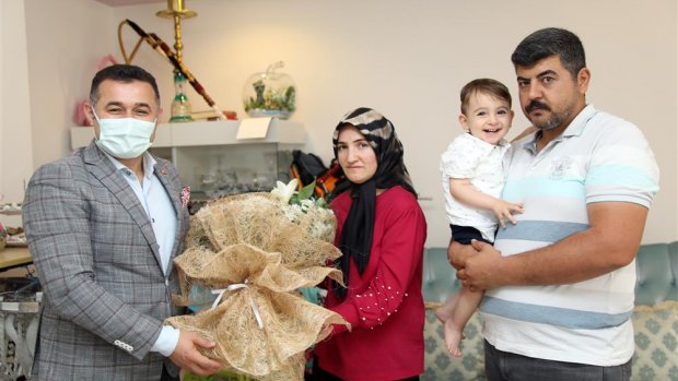 Başkan Yücel’den Ahmet bebeğin annesine sürpriz ziyaret