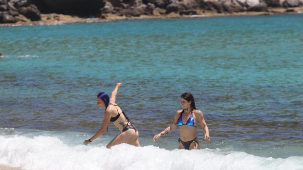 Alanya'da aşırı nem ve sıcak havayı fırsat bilenler sahillere akın etti
